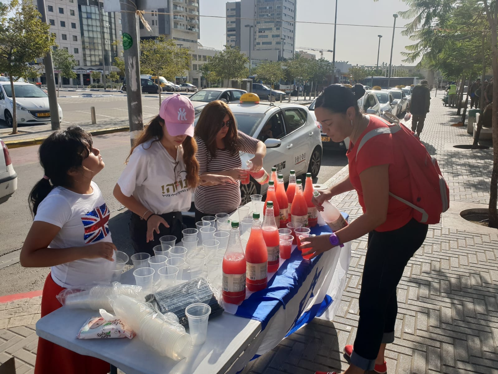 המיץ הפך לברד, שיישמח חיילים בדרך לבסיס (צילום: יחד למען החייל)